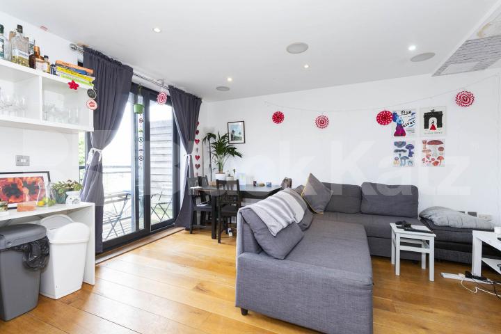 Modern & stylish 2 bedroom property located close to a Piccadilly Line Dunbar Road, Wood Green 